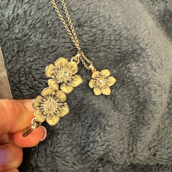 Beautiful NWOT Flower Enamel and Swarovski Bangle and Pendant Necklace - Picture 7 of 7